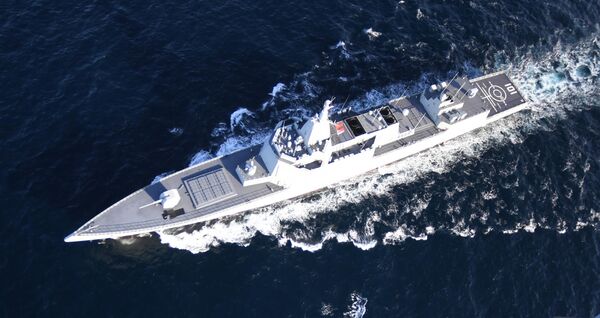 Эсминец Нань Чан ВМС Китая во время маневрирования на учениях Морское взаимодействие-2021