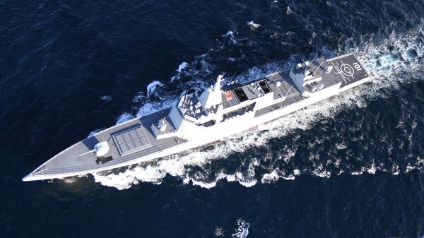 Эсминец Нань Чан ВМС Китая во время маневрирования на учениях Морское взаимодействие-2021