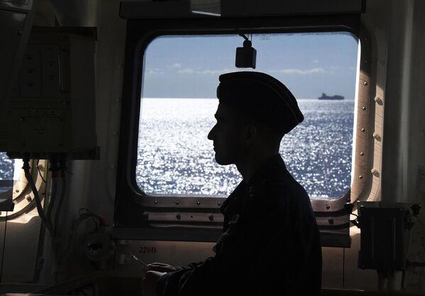 Военнослужащий ВМФ России на борту корвета Громкий во время совместных российско-китайских военно-морских учений Морское взаимодействие – 2021 в Японском море