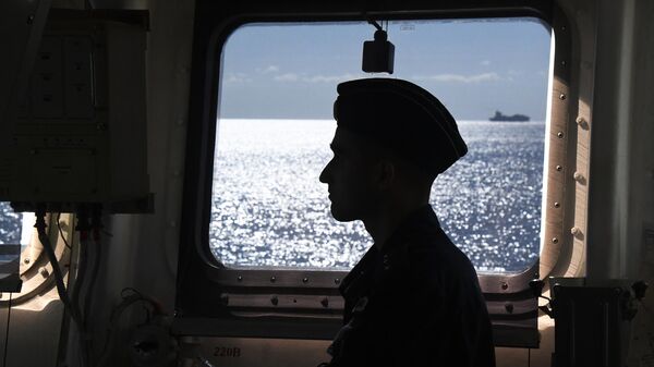 Военнослужащий ВМФ России на борту корвета Громкий во время совместных российско-китайских военно-морских учений Морское взаимодействие – 2021 в Японском море