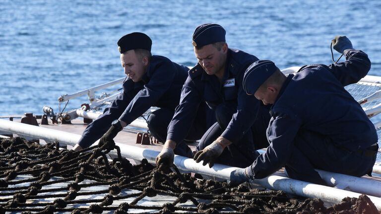 Военнослужащие ВМФ России на борту корвета Громкий во время совместных российско-китайских военно-морских учений Морское взаимодействие – 2021 в Японском море