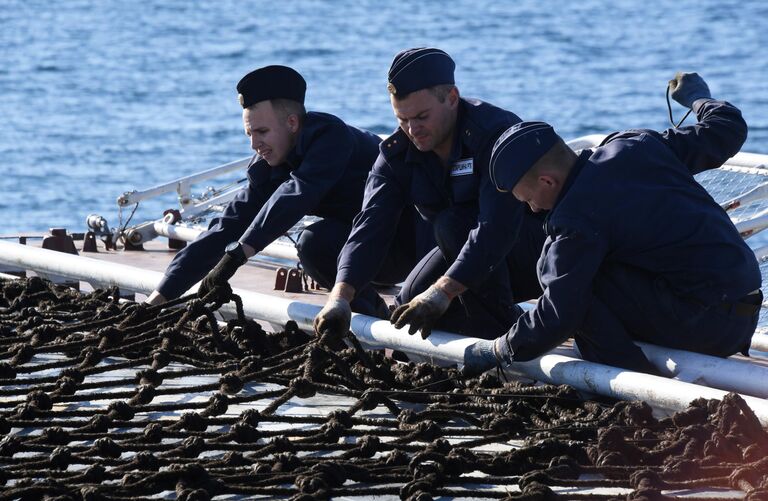 Военнослужащие ВМФ России на борту корвета Громкий во время совместных российско-китайских военно-морских учений Морское взаимодействие – 2021 в Японском море