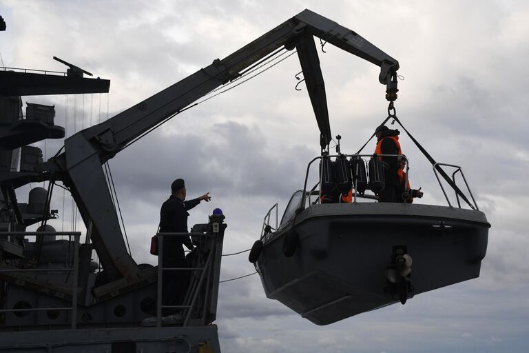 Военнослужащие ВМФ России на борту корвета Громкий во время совместных российско-китайских военно-морских учений Морское взаимодействие – 2021 в Японском море