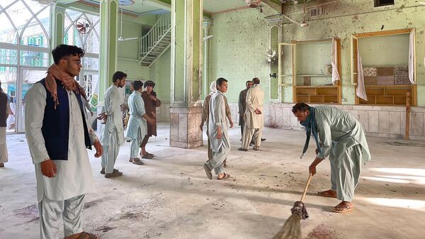 Место взрыва в шиитской мечети в Кандагаре