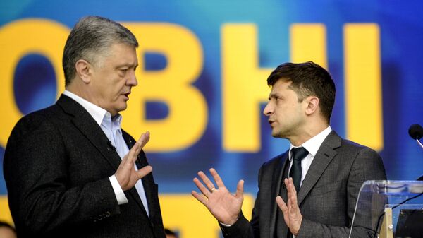 Петр Порошенко и Владимир Зеленский во время дебатов по президентским выборам на Олимпийском стадионе в Киеве 19 апреля 2019 года