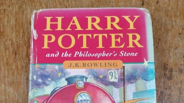 Раритетное издание книги Гарри Поттер и философский камень, принадлежащее британцу по имени Гарри Поттер