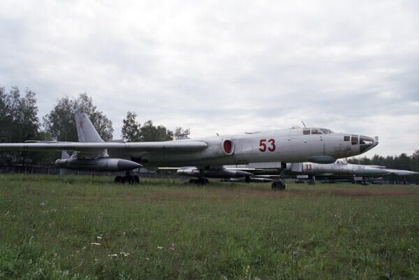 Дальний бомбардировщик Ту-16. Некоторые модификации оснащались управляемыми крылатыми ракетами. Центральный музей Военно-воздушных сил РФ. Виталий Арутюнов / РИА Новости Дальний бомбардировщик Ту-16. Некоторые модификации оснащались управляемыми крылатыми ракетами. Центральный музей Военно-воздушных сил РФ. Виталий Арутюнов / РИА Новости