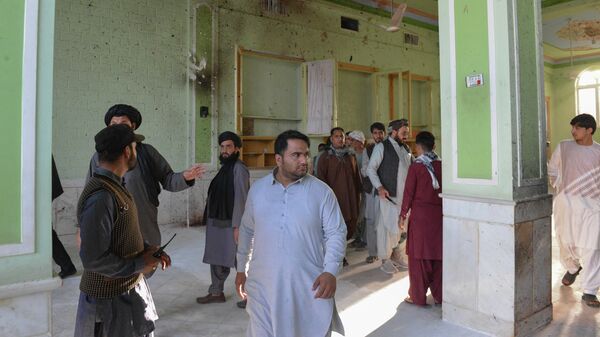 Место взрыва в шиитской мечети в Кандагаре