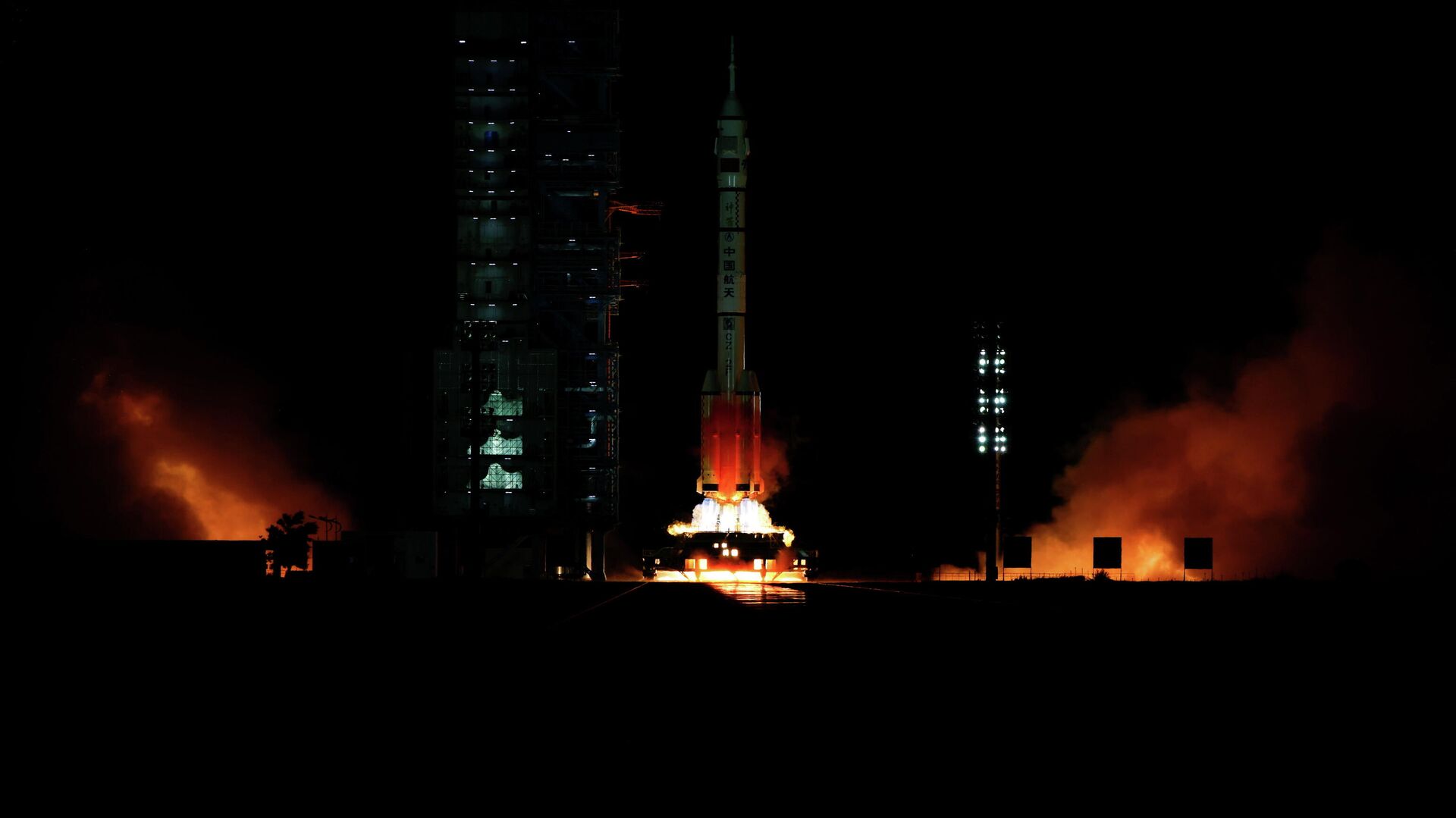  Запуск китайской ракеты-носителя с пилотируемым кораблем Шэньчжоу-13 с космодрома Цзюцюань  - РИА Новости, 1920, 15.10.2021
