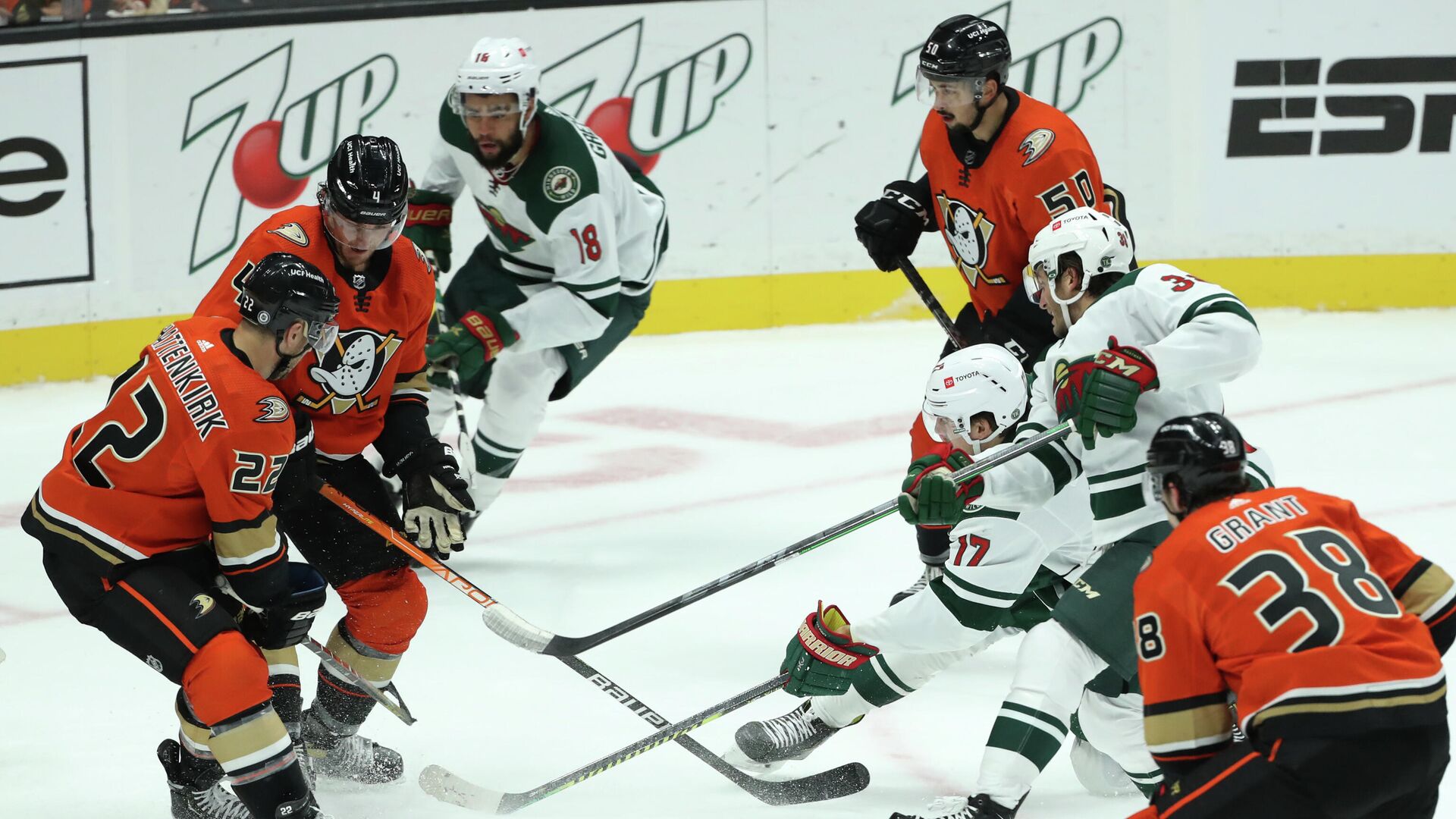 Эпизод матча Анахайм - Миннесота - РИА Новости, 1920, 16.10.2021