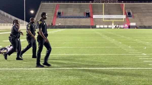 Полиция на стадионе в городе Мобил, возле которого произошла стрельба. Алабама, США