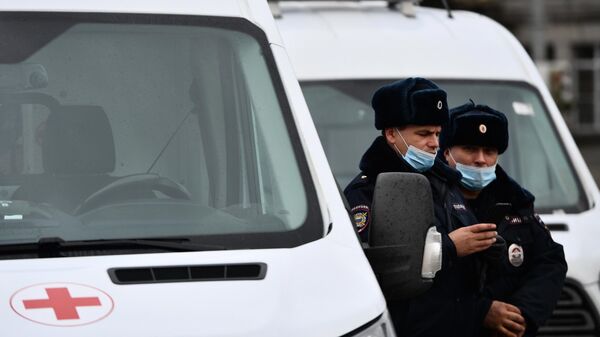 Сотрудники полиции возле автомобилей скорой медицинской помощи в Екатеринбурге