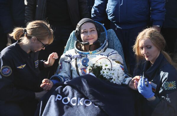 Член съемочной группы фильма Вызов актриса Юлия Пересильд после посадки спускаемого аппарата транспортного пилотируемого корабля Союз МС-18