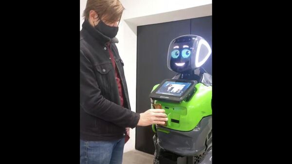 Робот проверяет QR-код и паспорт человека