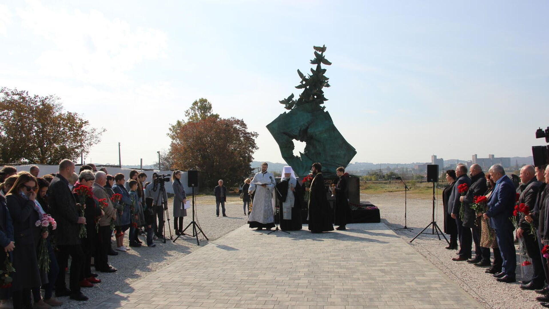 Открытие мемориала Жертвам трагедии в Керчи 17 октября 2018 года в память о погибших во время стрельбы в колледже - РИА Новости, 1920, 17.10.2021