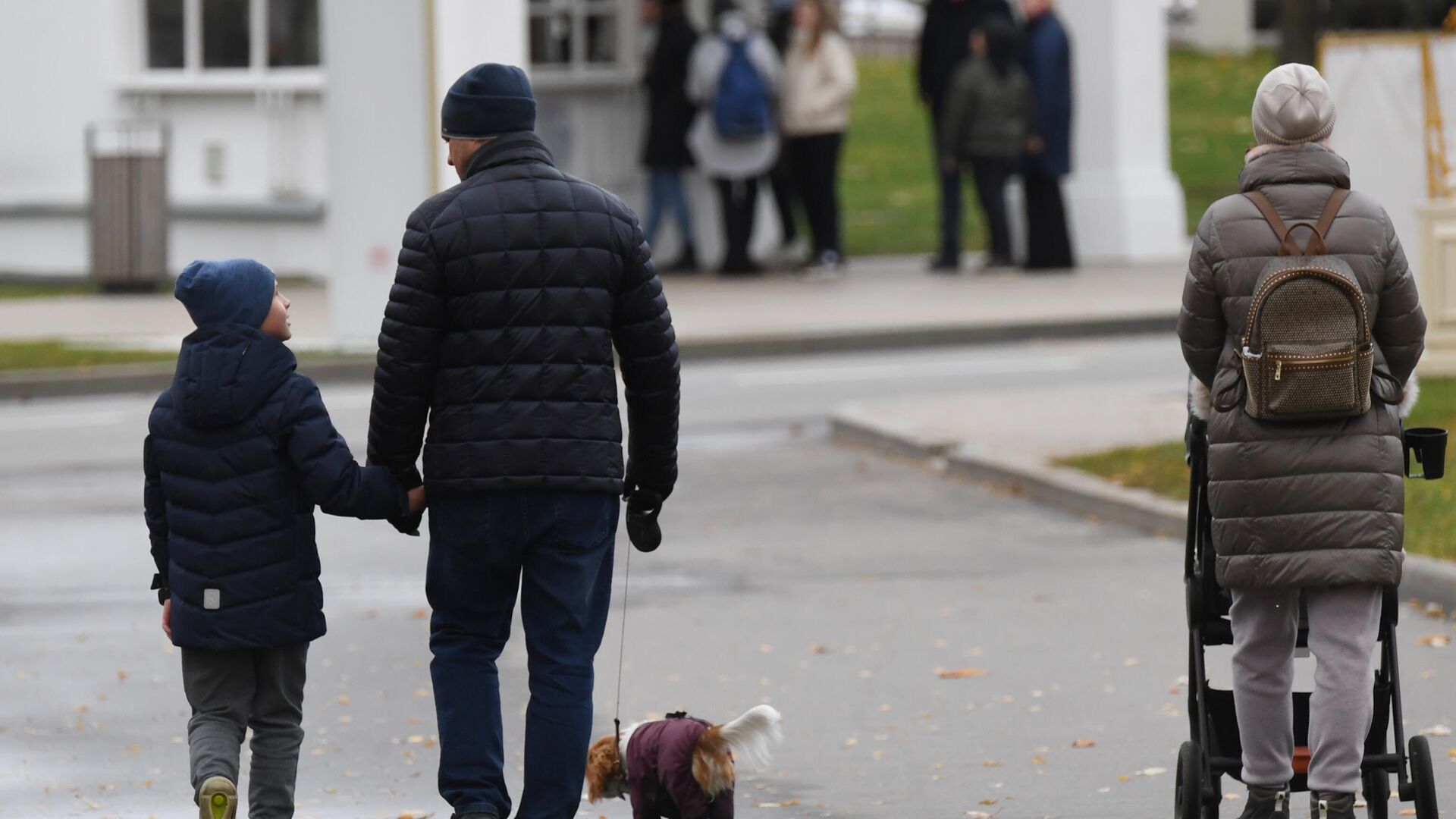 Мужчина с ребенком и собакой гуляют по ВДНХ - РИА Новости, 1920, 29.10.2021