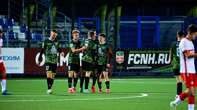 Футболисты Нефтехимика