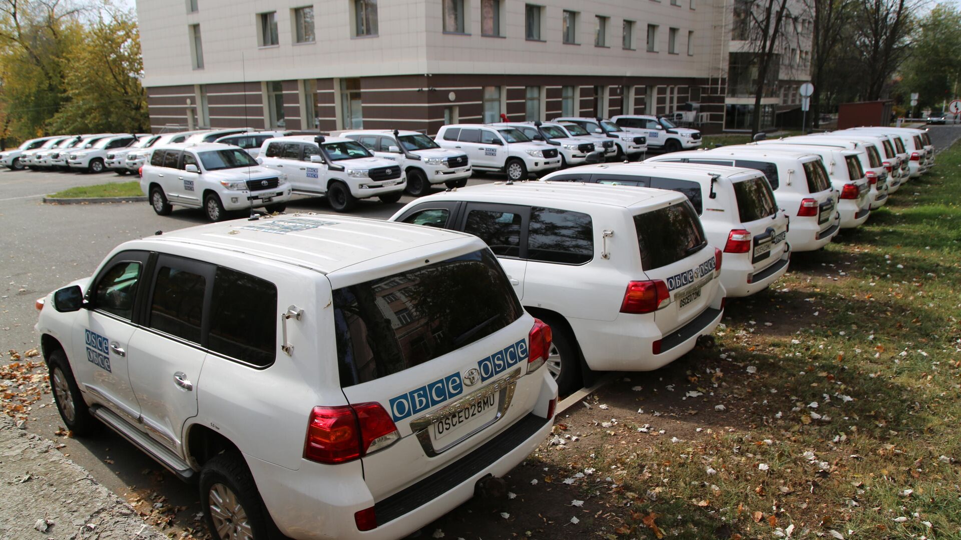 Vehicle fleet of OSCE representatives in the parking lot of the Park Inn hotel in Donetsk, where the OSCE SMM office is located - 1920, 21.10.2021