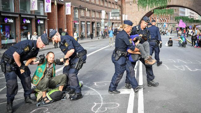 Полиция задерживает участников экологической акции протеста в Стокгольме, Швеция