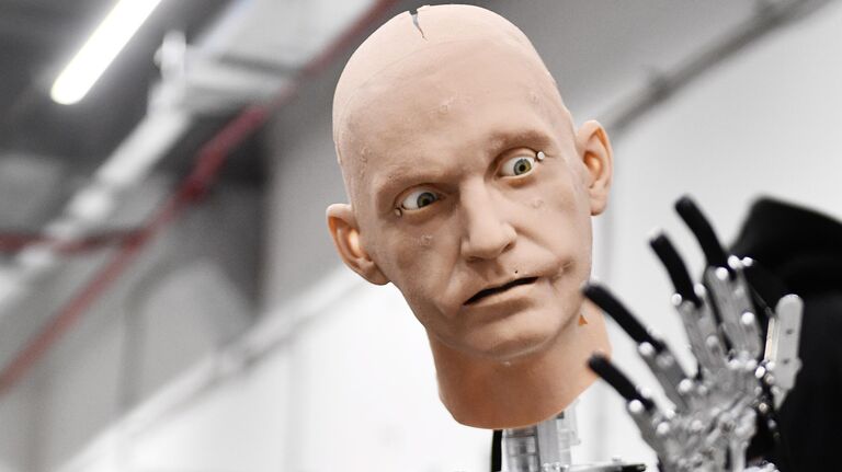 Сборка и отладка человекоподобного робота Robo-C в цехе компании по производству роботов Промобот в Перми