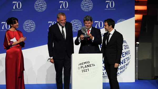 Хорхе Диас, Антонио Мерсеро и Агустин Мартинес во время вручения литературной премии Планета 
