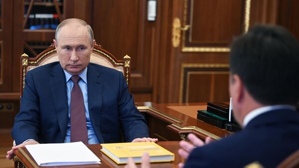 Президент РФ Владимир Путин во время встречи с губернатором Московской области Андреем Воробьевым