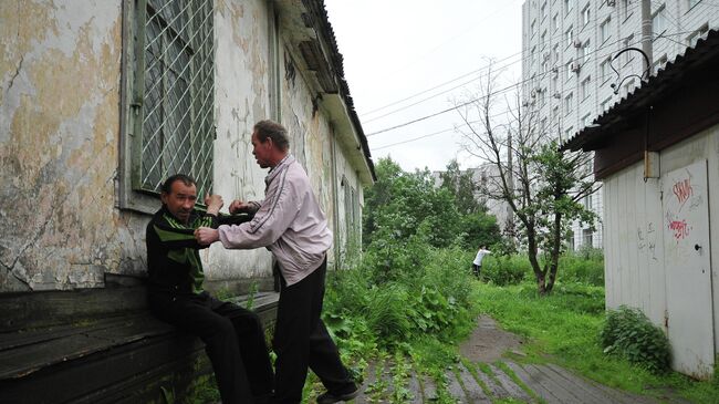 Местные жители на одной из улиц в Архангельске