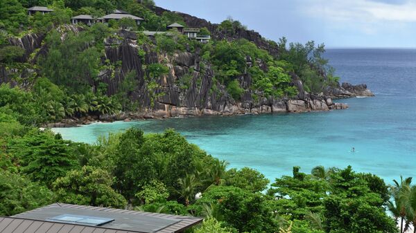 Прибрежные скалы сейшельского острова Маэ