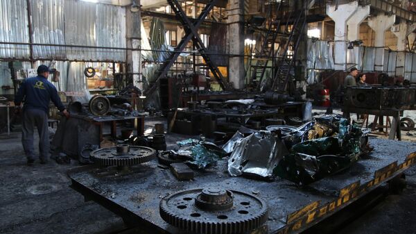 Разрушения в цехе Донецкого механического завода после артобстрела со стороны украинских силовиков