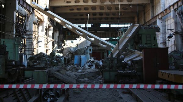 Разрушения в цехе Донецкого механического завода после артобстрела со стороны украинских силовиков