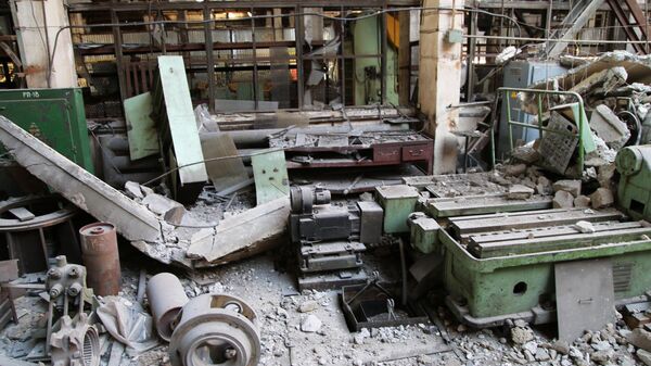 Разрушенный цех завода. Архивное фото