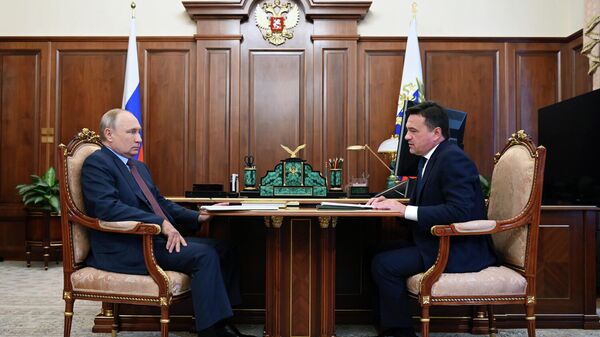Президент РФ Владимир Путин и губернатор Московской области Андрей Воробьев (справа) во время встречи