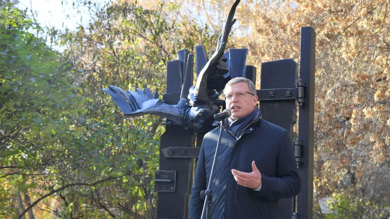 Глава Омской области открыл памятник Достоевскому - РИА Новости, 18.10.2021