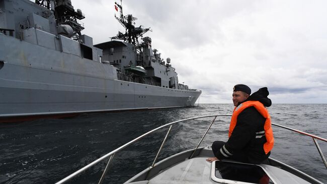 Военнослужащий ВМФ во время совместных российско-китайских военно-морских учений Морское взаимодействие – 2021 в Японском море