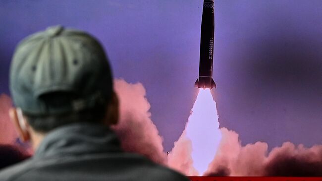 Кадры запуска баллистической ракеты КНДР в Японском море во время трансляции новостного выпуска в Сеуле