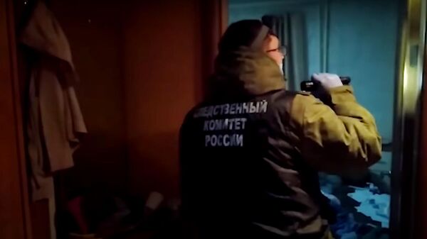 Сотрудник СК на месте убийства малолетней девочки в Вологодской области. Кадр видео