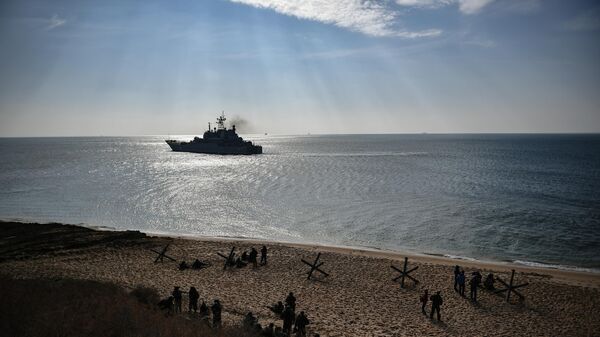 Большой десантный корабль Цезарь Куников на учениях Черноморского флота в Крыму