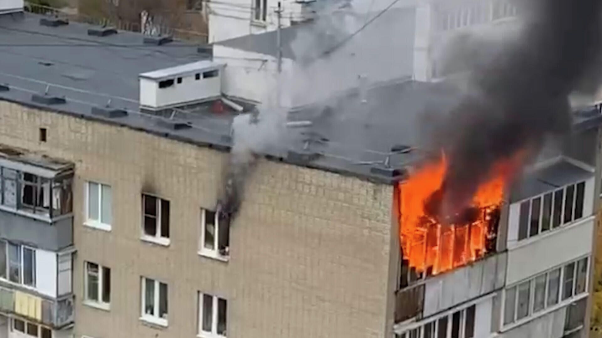Почему горят квартиры. Пожары в жилых домах. Пожар в жилом доме. Пожар в квартире в Москве. Пожар в Москве многоэтажка.