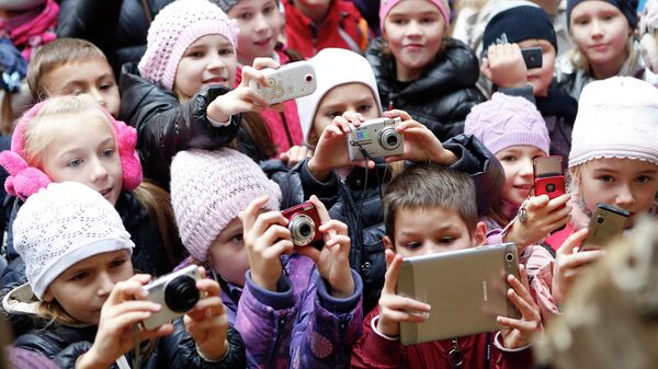Дети с камерами в руках