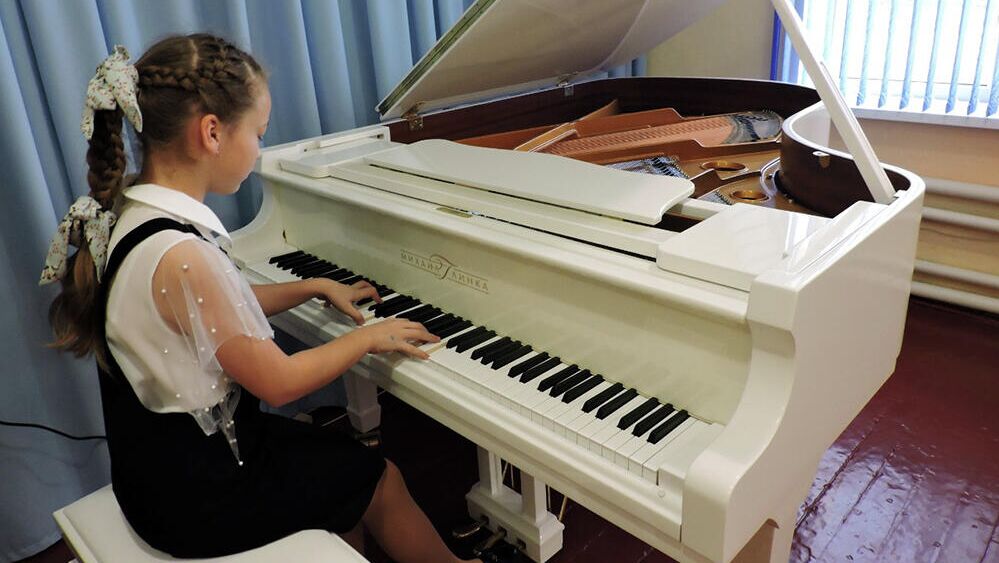 Девочка играет на белом рояле - РИА Новости, 1920, 19.10.2021