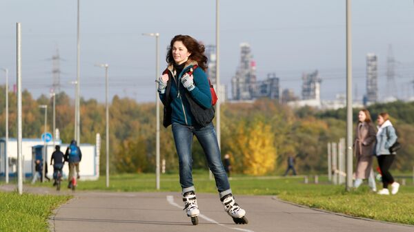 Девушка катается на роликах в парке 850-летия города Москвы