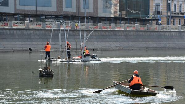 Сотрудники ГБУ проверяют плавающие фонтаны на Водоотводном канале