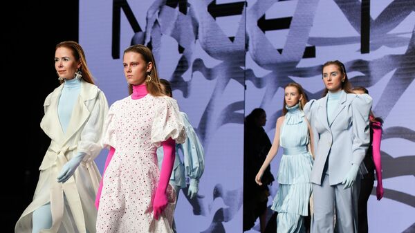 Модели демонстрируют одежду на Mercedes-Benz Fashion Week Russia