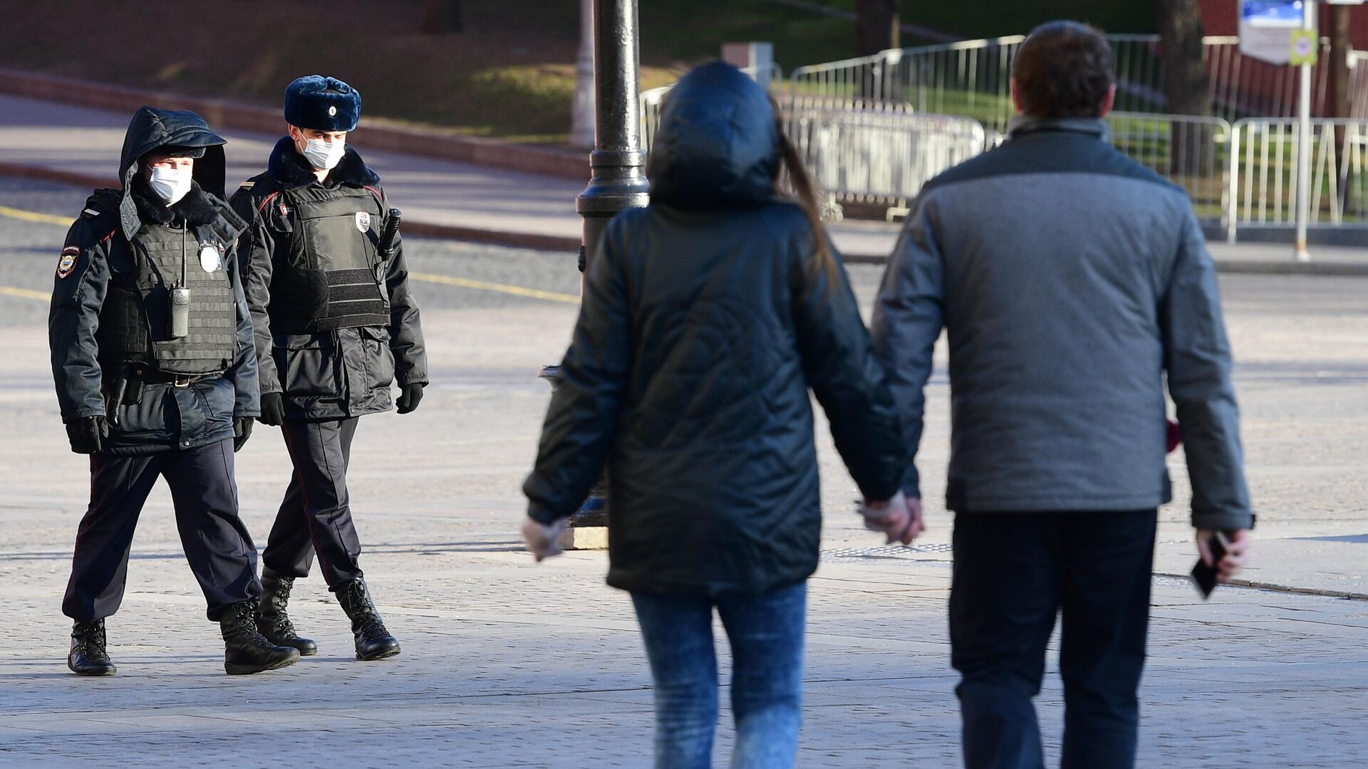 Сотрудники полиции в масках на Манежной площади в Москве - РИА Новости, 1920, 22.11.2021