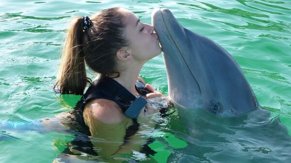 Девушка с дельфином на острове Маргарита