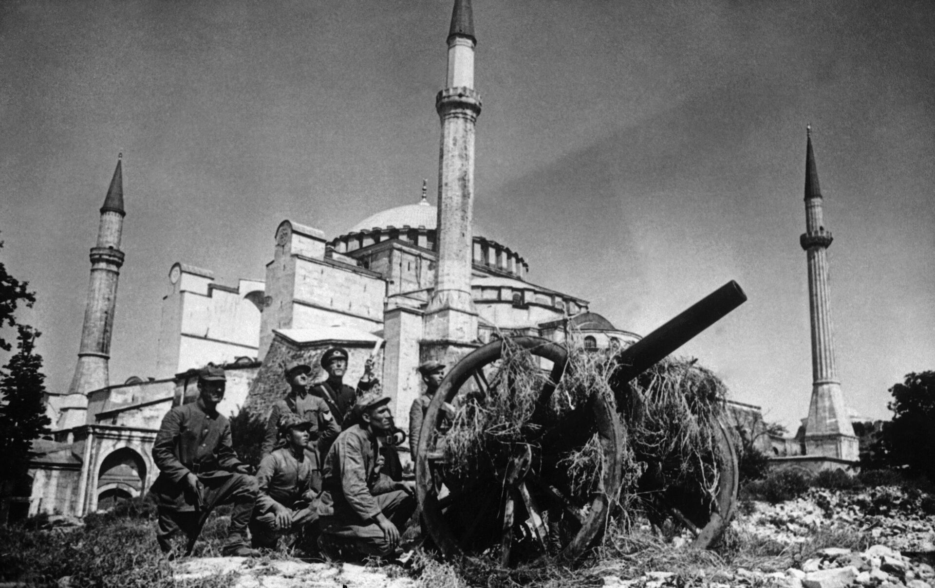 Замаскированная пушка возле мечети в Стамбуле, Турция. 1939 год - РИА Новости, 1920, 19.10.2021