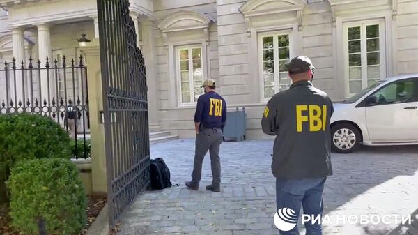 Агенты ФБР у дома Олега Дерипаски в Вашингтоне. Кадр видео