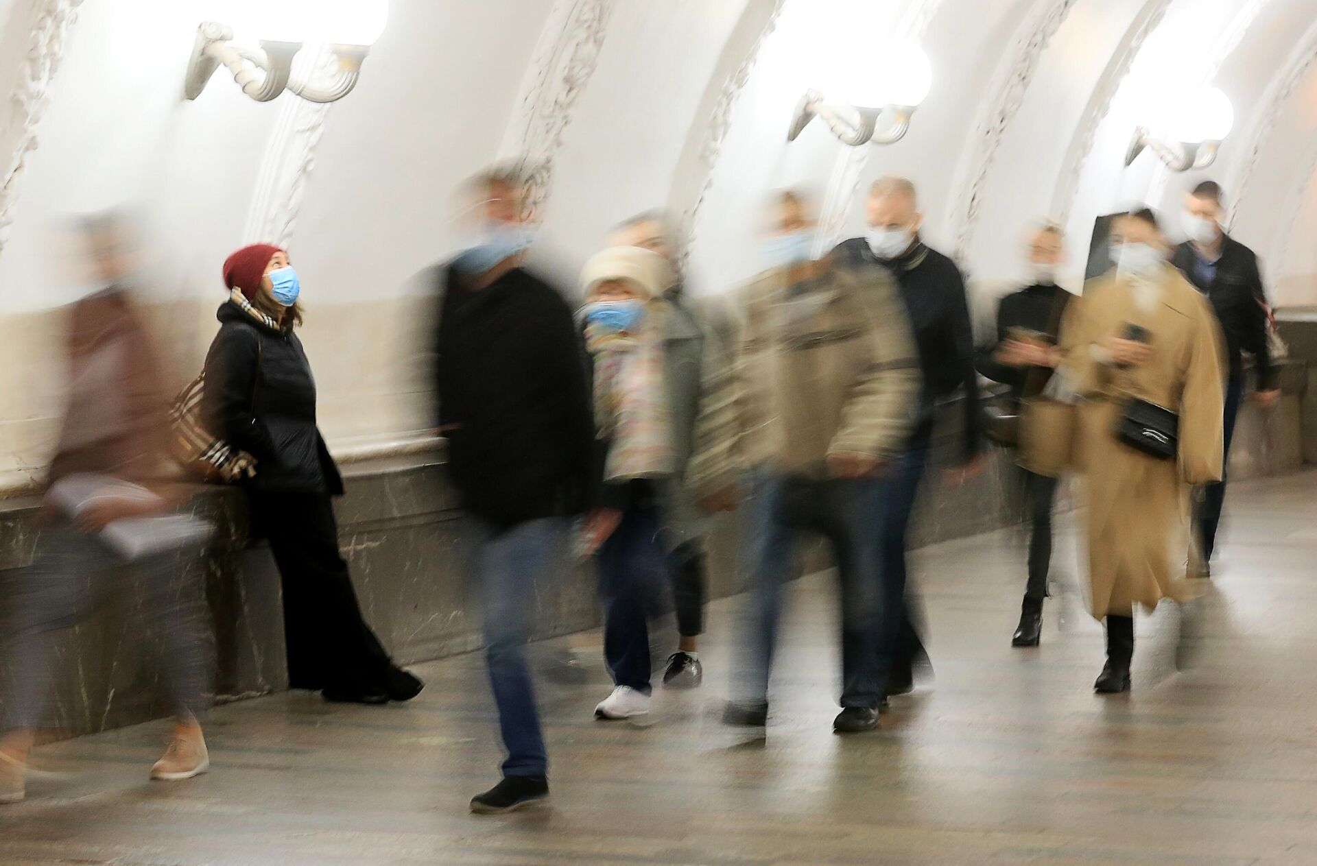 Пассажиры в защитных масках на одной из станций Московского метрополитена - РИА Новости, 1920, 17.01.2022