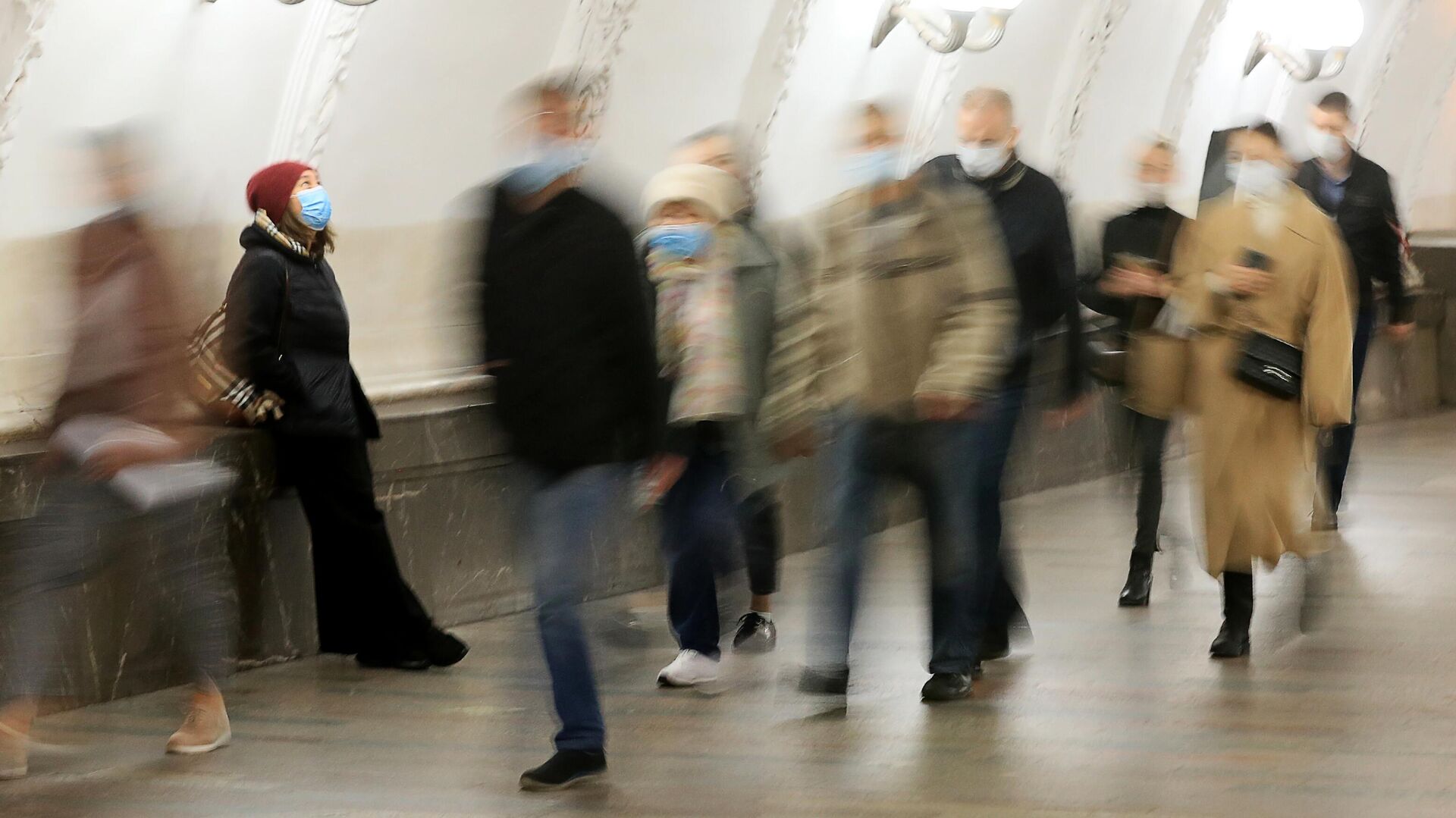 Пассажиры в защитных масках на одной из станций Московского метрополитена - РИА Новости, 1920, 22.10.2021