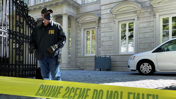 Агент ФБР на посту во время обыска в доме Олега Дерипаски в Вашингтоне 